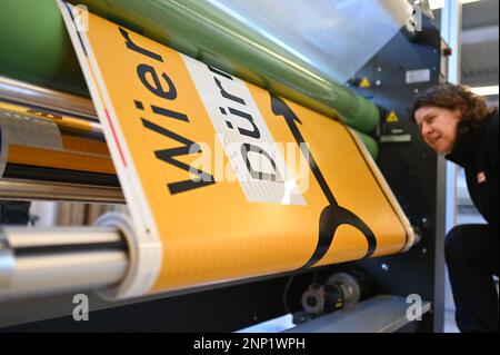 Bruchsal, Germania. 08th Feb, 2023. A Kurt Ries GmbH Schilderfabrik, una pellicola stampata con la segnaletica stradale è laminata. Le norme sul traffico stradale regolano l'aspetto dei segnali stradali in Germania. Nonostante la burocrazia e le specifiche rigorose, i segnali possono essere molto diversi sotto alcuni aspetti. (A dpa: 'Biodiversità nella foresta segno') Credit: Uli Deck/dpa/Alamy Live News Foto Stock