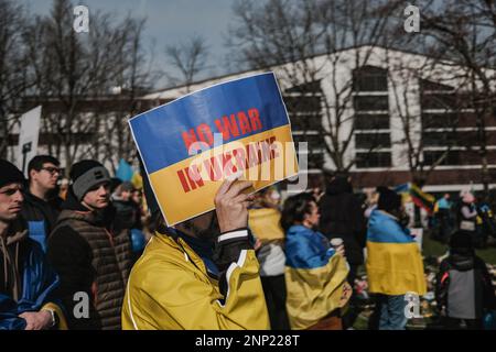 Seattle, Stati Uniti. 25th Feb, 2023. Un manifestante ha un cartello che dice “Nessuna guerra in Ucraina” durante la manifestazione. I manifestanti della democrazia si sono riuniti al Seattle Center per celebrare il primo anniversario dell'invasione russa dell'Ucraina. L’evento, organizzato dai gruppi locali ucraino-americani, ha attirato partecipanti provenienti da tutta la regione che si sono riuniti per chiedere la fine dell’aggressione russa e il ritorno al governo democratico in Ucraina. Credit: SOPA Images Limited/Alamy Live News Foto Stock