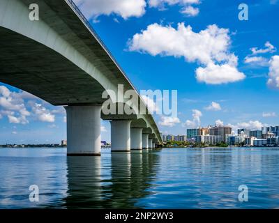 John Ringling Causeway Bridge sulla baia di Sarasota, Sarasota, Florida Foto Stock