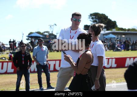 Victoria, Australia. 26th Feb, 2023. Mason Cox - professionista australiano regole calciatore australiano che gioca per il Collingwood Football Club visto in griglia prima di gara due l'Australian Grand Ridge Round 2023 del MOTUL FIM Superbike World Championship 2023 a Phillip Island, Australia il 26 febbraio 2023 - Image Credit: brett keating/Alamy Live News Foto Stock