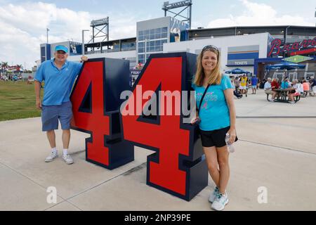 North Port FL USA: Atlanta Braves Senior Director, Ballpark Tours, Braves Heritage & Hall of Fame Carolyn Serra e suo marito Glenn, che era l'Atl Foto Stock