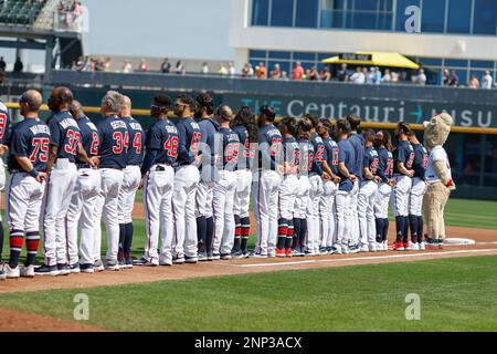 North Port FL USA: Gli Atlanta Braves si esibiscono al canto del nostro inno nazionale prima di una partita di allenamento primaverile contro i Boston Red Sox a C. Foto Stock