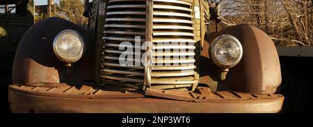 Primo piano della vecchia griglia per camion nel junkyard, Old Car City, Bellemont, Arizona, USA Foto Stock