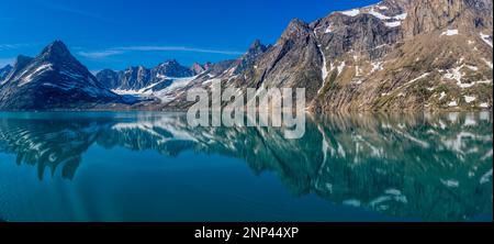 Ghiacciaio e mare paesaggio, Skojldungen Fjord, Principe Federico VI Land, Groenlandia Foto Stock