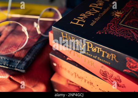 Bangkok, Thailandia - 26 febbraio 2023 : una pila di libri di Harry Potter. Foto Stock