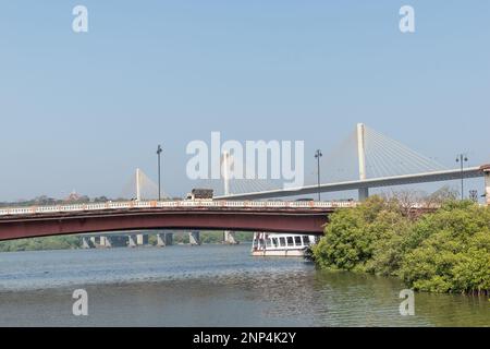 Panjim, Goa, India - Gennaio 2023: Ponti attraverso il fiume Mandovi nella città di Panaji. Foto Stock