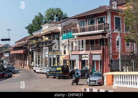 Panaji, Goa, India - Gennaio 2023: Una strada fiancheggiata da architettura di antica epoca portoghese nella zona Fontainhas della città di Panjim. Foto Stock