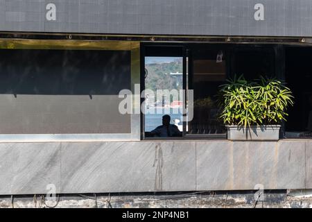 Panjim, Goa, India - Gennaio 2023: Facciata esterna di un edificio di uffici lungo il fiume nella città di Panaji. Foto Stock