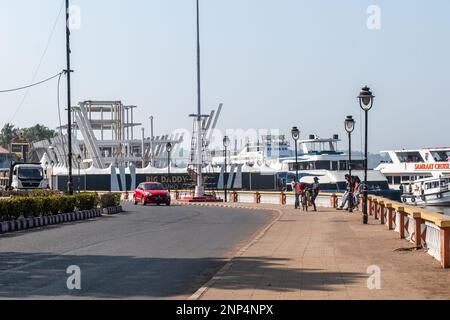 Panjim, Goa, India - Gennaio 2023: Navi da casinò di lusso parcheggiate sul fiume Mandovi accanto alla passeggiata nella città di Panaji. Foto Stock