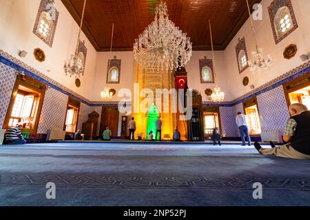 Uomini musulmani che pregano nella moschea. Interno della Moschea di Ankara Haci Bayram Veli. Ankara Turkiye - 5.16.2022 Foto Stock