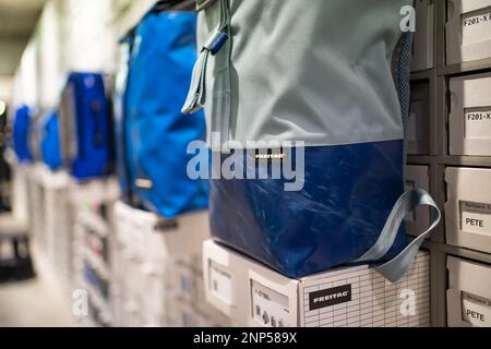 Tokyo, Giappone - 14 febbraio 2023: Le borse Freitag sono realizzate con teloni usati per camion. Foto Stock