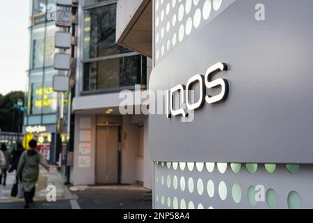 Tokyo, Giappone - 14 febbraio 2023: Iqos, un marchio di sigarette elettroniche, negozio nella città di Shibuya. Foto Stock