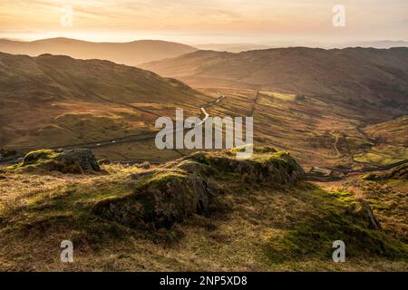 Splendida vista panoramica dell'alba invernale da Red Screes nel Lake District guardando verso sud verso Windermere con un cielo colorato e vibrante Foto Stock