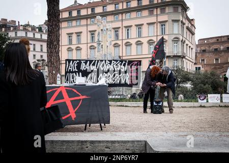 Roma, Italia. 25th Feb, 2023. La guarnigione pacifica di Roma del Gruppo Anarchico Mikhail Bakunin contro la guerra Russia-Ucraina. (Foto di Andrea Ronchini/Pacific Press) Credit: Pacific Press Media Production Corp./Alamy Live News Foto Stock