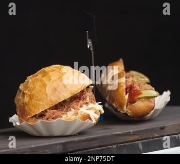 Snack stand presso il mercato agricolo di Praga con un menu in mostra, un hamburger con carne a scatti e pane ripieno di carne e verdure varie. Foto Stock