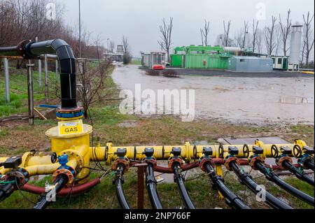 Tubi per la produzione e la distribuzione di gas. Gasdotto e metano in panorama. Foto Stock