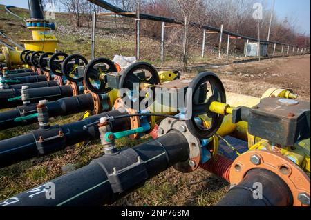 Tubi per la produzione e la distribuzione di gas. Gasdotti e gasdotti per il metano in vista. Foto Stock