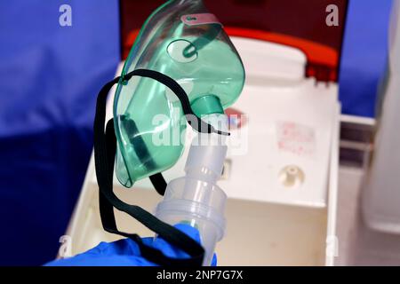 Un nebulizzatore o maschera nebulizzatore che è collegato a una bombola di ossigeno o a un dispositivo di somministrazione del farmaco utilizzato per somministrare un farmaco sotto forma di inalazione di nebbia Foto Stock