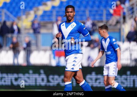 Brescia, Italia. 25th Feb, 2023. Florian Aye (Brescia Calcio) durante Brescia Calcio vs SSC Bari, Campionato Italiano di calcio Serie B a Brescia, Italia, Febbraio 25 2023 Credit: Independent Photo Agency/Alamy Live News Foto Stock