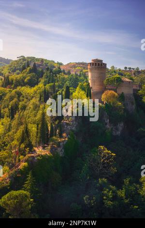 Fortezza storica di Brisighella. Vista dalla torre dell'orologio. Conosciuta anche come Rocca Manfrediana o Rocca dei Veneziani. Questa architettura del 1300s è stata costruita dal Foto Stock