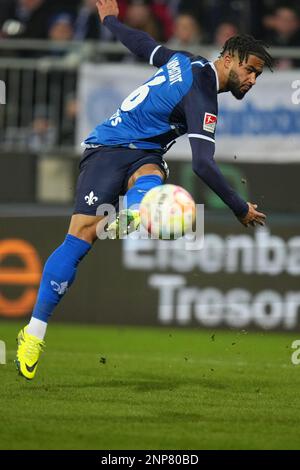 Darmstadt, Germania. 25th Feb, 2023. Calcio: 2nd Bundesliga, Darmstadt 98 - Hamburger SV, giorno 22, Merck-Stadion am Böllenfalltor. Keanan Bennets di Darmstadt. Credit: Thomas Frey/dpa - NOTA IMPORTANTE: In conformità ai requisiti della DFL Deutsche Fußball Liga e del DFB Deutscher Fußball-Bund, è vietato utilizzare o utilizzare fotografie scattate nello stadio e/o della partita sotto forma di sequenze di immagini e/o serie di foto simili a video./dpa/Alamy Live News Foto Stock