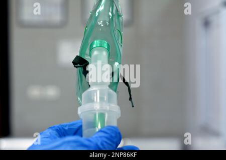 Un nebulizzatore o maschera nebulizzatore che è collegato a una bombola di ossigeno o a un dispositivo di somministrazione del farmaco utilizzato per somministrare un farmaco sotto forma di inalazione di nebbia Foto Stock