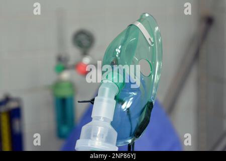 Un nebulizzatore o maschera nebulizzatore che è collegato a una bombola di ossigeno o a un dispositivo di somministrazione del farmaco utilizzato per somministrare un farmaco sotto forma di inalazione di nebbia Foto Stock