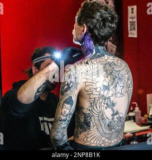 Brighton, East Sussex, England, 26 Feb 2023 la Brighton Tattoo Convention 2023 festeggia il suo 14th° anno con 500 artista tatuaggio, impegnato ad applicare inchiostro alla pelle delle migliaia di appassionati di tatuaggio che vengono allo spettacolo, più DJ, concorsi, Tutto sotto un unico tetto nei tre piani del Brighton Centre, 25th-26th Feb 2023.Paul Quezada-Neiman/Alamy Live News Foto Stock