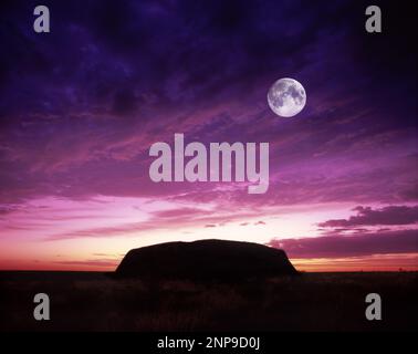 FULL MOON AYERS ROCK ULURU-KATA TJUTA NATIONAL PARK NORTHERN TERRITORY AUSTRALIA Foto Stock