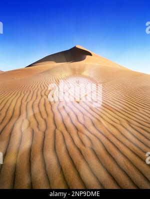 OROLOGIO TASCABILE VECCHIO STILE SOVRAPPOSTO A ONDATE IN SABBIA GIGANTE DESERTO DUNE SOSSUSVLEI NAMIB NAUKLUFT PARCO DEL DESERTO ERONGO NAMIBIA Foto Stock