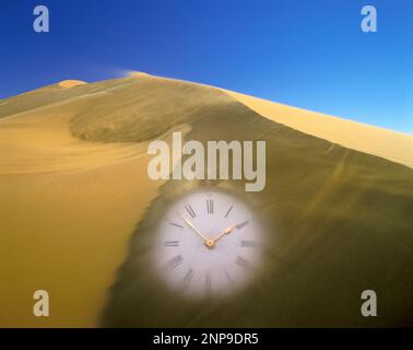 OROLOGIO TASCABILE VECCHIO STILE SOVRAPPOSTO ALLA TEMPESTA DEL VENTO SABBIA GIGANTE DESERTO DUNE SOSSUSVLEI NAMIB NAUKLUFT PARCO DEL DESERTO ERONGO NAMIBIA Foto Stock