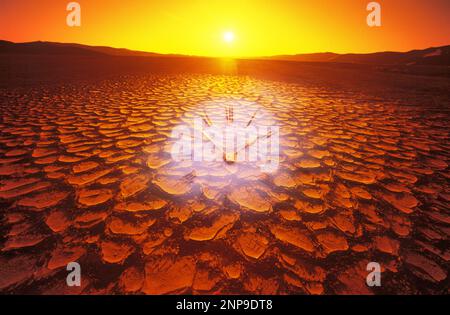 OROLOGIO TASCABILE VECCHIO STILE SOVRAPPOSTO A SCENOGRAFICO PAVIMENTO TERRA CRACKED DESERTO SOSSUSVLEI NAMIB NAUKLUFT PARK NAMIBIA Foto Stock