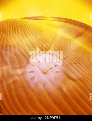 OROLOGIO TASCABILE VECCHIO STILE SOVRAPPOSTO A INCRESPATURE IN SABBIA GRANDE DUNE AMARGOSA DESERTO NEVADA USA Foto Stock