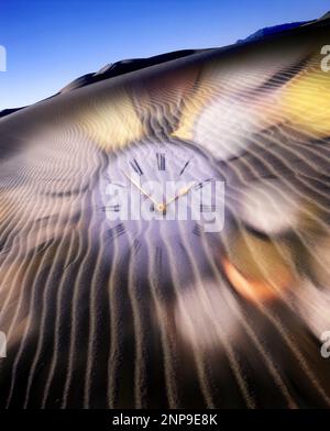 OROLOGIO TASCABILE VECCHIO STILE SOVRAPPOSTO A INCRESPATURE IN SABBIA GRANDE DUNE AMARGOSA DESERTO NEVADA USA Foto Stock