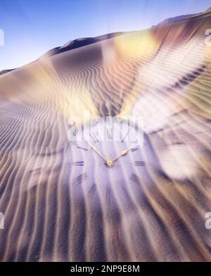 OROLOGIO TASCABILE VECCHIO STILE SOVRAPPOSTO A INCRESPATURE IN SABBIA GRANDE DUNE AMARGOSA DESERTO NEVADA USA Foto Stock