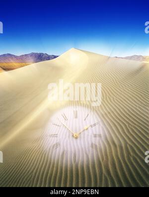 OROLOGIO TASCABILE VECCHIO STILE SOVRAPPOSTO A INCRESPATURE IN SABBIA GRANDE DUNE AMARGOSA DESERTO NEVADA USA Foto Stock