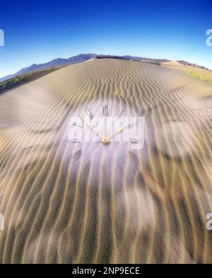 OROLOGIO TASCABILE VECCHIO STILE SOVRAPPOSTO A INCRESPATURE IN SABBIA GRANDE DUNE AMARGOSA DESERTO NEVADA USA Foto Stock