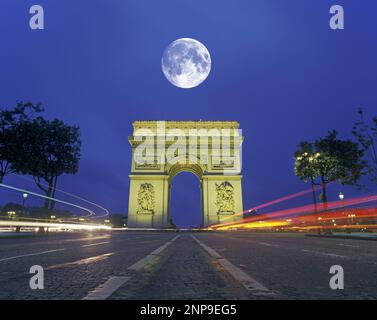 FULL MOON SENTIERI PER AUTO LUCI ARC DE TRIOMPHE DE L’ETOILE PLACE CHARLES DE GAULLE PARIGI FRANCIA Foto Stock