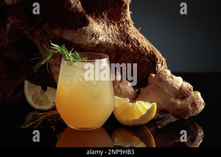 Zenzero Ale o cocktail ghiacciato. Bevanda biologica fatta in casa al limone e allo zenzero, spazio copia. Foto Stock