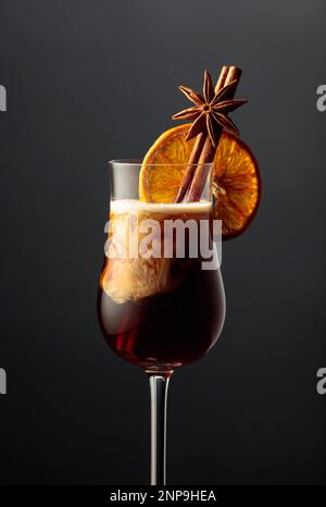 Cocktail russo bianco guarnito con cannella, anice e fetta di arancia secca. Foto Stock