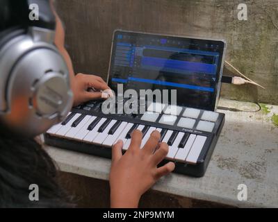 controller midi per la riproduzione manuale e editing musicale con l'applicazione android Foto Stock