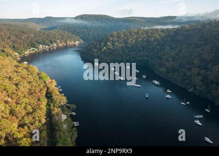 Vista aerea della nebbia che si innalza sopra le sceniche acque di Berowra la mattina presto. Foto Stock