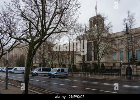 BERLINO - 25 FEBBRAIO 2023: Cordone di polizia di fronte all'ambasciata russa su Unter der Linden. Foto Stock