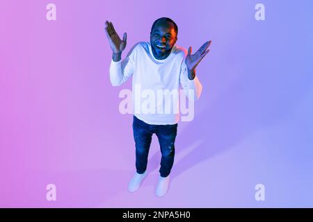 Vista ad angolo alto dell'uomo nero emotivo gesturing Foto Stock