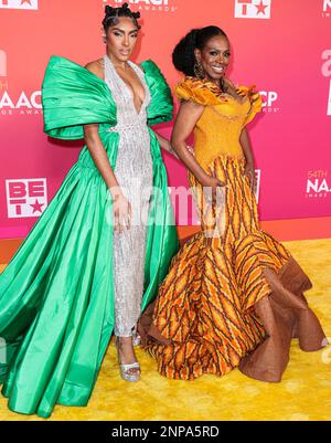 PASADENA, LOS ANGELES, CALIFORNIA, USA - 25 FEBBRAIO: Ivy-Victoria Maurice e Sheryl Lee Ralph arrivano al 54th° Annual NAACP Image Awards tenutosi presso il Pasadena Civic Auditorium il 25 febbraio 2023 a Pasadena, Los Angeles, California, Stati Uniti. (Foto di Xavier Collin/Image Press Agency) Foto Stock