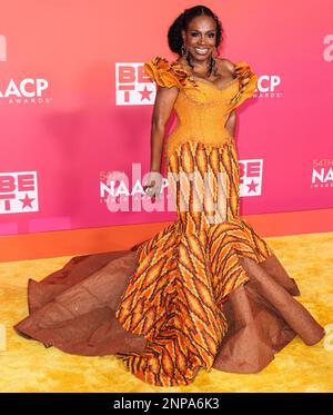 PASADENA, LOS ANGELES, CALIFORNIA, USA - 25 FEBBRAIO: Sheryl Lee Ralph indossando Pistis Ghana arriva al 54th° premio annuale NAACP Image Awards tenutosi presso il Pasadena Civic Auditorium il 25 febbraio 2023 a Pasadena, Los Angeles, California, Stati Uniti. (Foto di Xavier Collin/Image Press Agency) Foto Stock