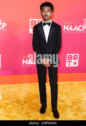 PASADENA, LOS ANGELES, CALIFORNIA, USA - 25 FEBBRAIO: Miles Brown arriva al 54th° NAACP Image Awards annuale tenutosi presso il Pasadena Civic Auditorium il 25 febbraio 2023 a Pasadena, Los Angeles, California, Stati Uniti. (Foto di Xavier Collin/Image Press Agency) Foto Stock