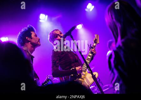 Copenaghen, Danimarca. 25th Feb, 2023. La rock band britannica The Wild Things si esibisce in un concerto dal vivo all'Hotel Cecil di Copenhagen. Qui il cantante e musicista Sydney Rae White è visto dal vivo sul palco. (Photo Credit: Gonzales Photo/Alamy Live News Foto Stock