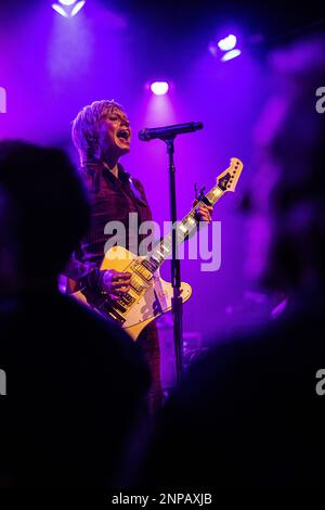 Copenaghen, Danimarca. 25th Feb, 2023. La rock band britannica The Wild Things si esibisce in un concerto dal vivo all'Hotel Cecil di Copenhagen. Qui il cantante e musicista Sydney Rae White è visto dal vivo sul palco. (Photo Credit: Gonzales Photo/Alamy Live News Foto Stock