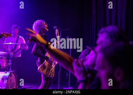 Copenaghen, Danimarca. 25th Feb, 2023. La rock band britannica The Wild Things si esibisce in un concerto dal vivo all'Hotel Cecil di Copenhagen. Qui il cantante e musicista Sydney Rae White è visto dal vivo sul palco. (Photo Credit: Gonzales Photo/Alamy Live News Foto Stock